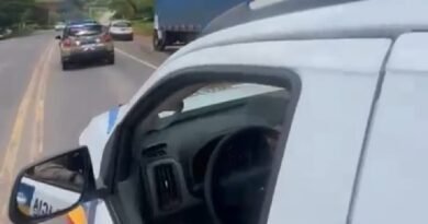 viaturas da PM durante cumprimento de mandado de prisão em Campestre-MG