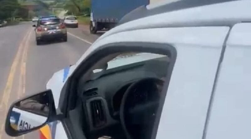 viaturas da PM durante cumprimento de mandado de prisão em Campestre-MG