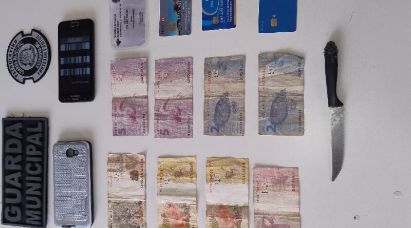 objetos recuperados com ladrão que furtou comércio em Andradas