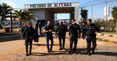 policiais penais na frente do presídio de Alfenas (MG)