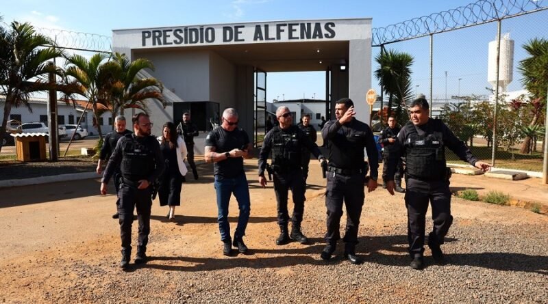 policiais penais na frente do presídio de Alfenas (MG)