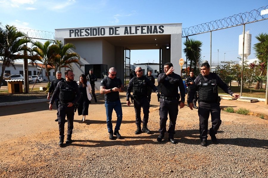 policiais penais na frente do presídio de Alfenas (MG)