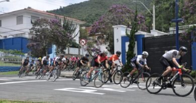 ciclistas participando de uma das edições da corrida da comarca em Poços de Caldas-MG
