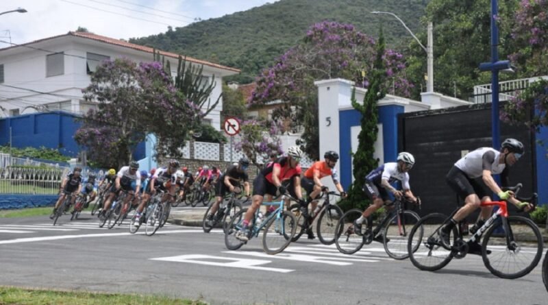 ciclistas participando de uma das edições da corrida da comarca em Poços de Caldas-MG