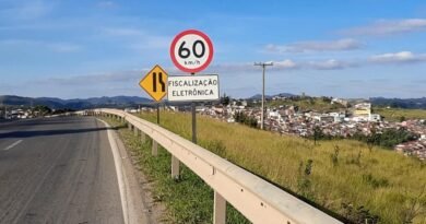 placa de sinalização alertando sobre a fiscalização eletrônica na rodovia do contorno em Poços de Caldas-mg