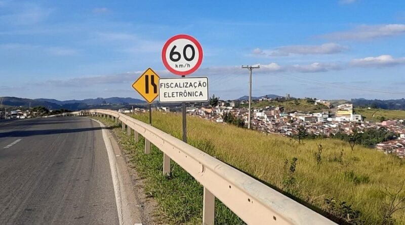 placa de sinalização alertando sobre a fiscalização eletrônica na rodovia do contorno em Poços de Caldas-mg