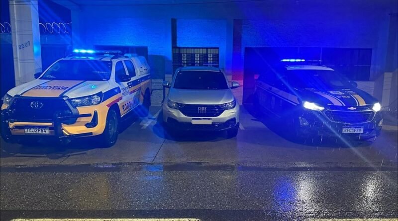 caminhonete clonada recuperada durante fiscalização da PRF e PMRv em Pouso Alegre -MG