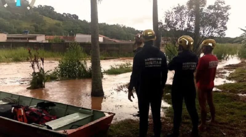 Bombeiros durante o resgate de pessoas ilhadas após inundação na zona rural de Eloi Mendes (MG)