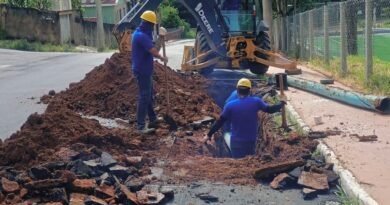 equipes do DMAE trabalhando no reparo de adutora no Jardim Ipe em Poços de Caldas - MG