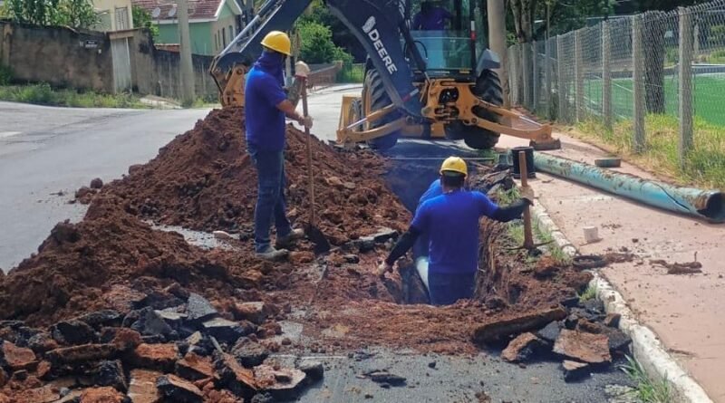 equipes do DMAE trabalhando no reparo de adutora no Jardim Ipe em Poços de Caldas - MG