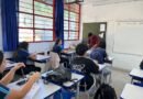 Professor e estudantes na sala de aula