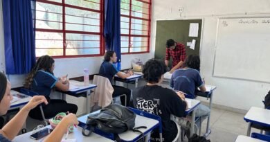 Professor e estudantes na sala de aula