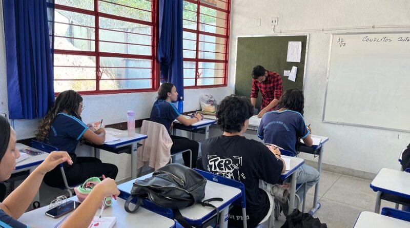 Professor e estudantes na sala de aula