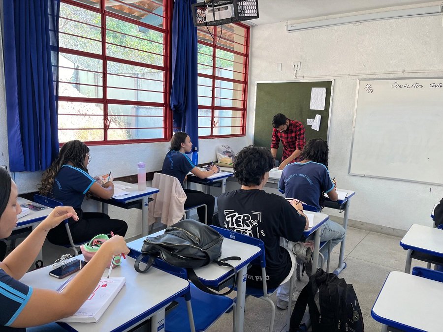 Professor e estudantes na sala de aula