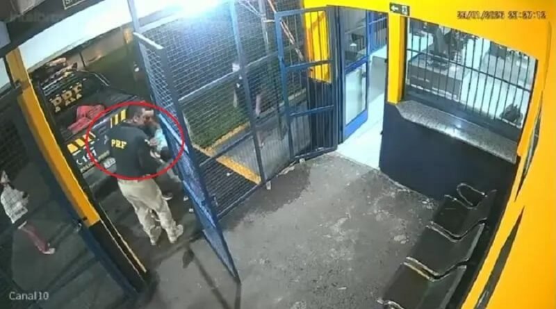 Policial rodoviário federal socorrendo menino que se engasgou