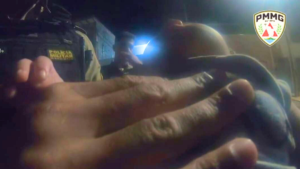 Policial militar realizando manobras de desobstrução das vias aéreas de bebê engasgado em Alfenas (MG)