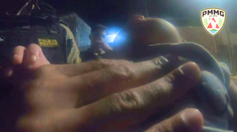 Policial militar realizando manobras de desobstrução das vias aéreas de bebê engasgado em Alfenas (MG)