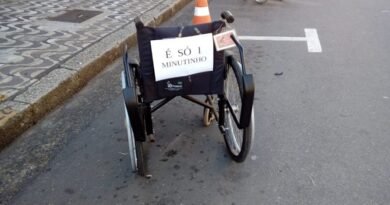 cadeira de rodas colocada em vaga especial para deficientes em Poços de Caldas-MG