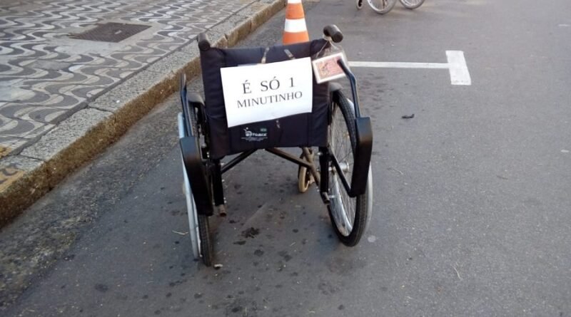 cadeira de rodas colocada em vaga especial para deficientes em Poços de Caldas-MG