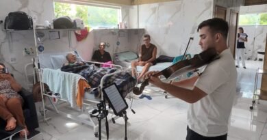 violista tocando para pacientes do hospital Santa Lúcia de Poços de Caldas-MG