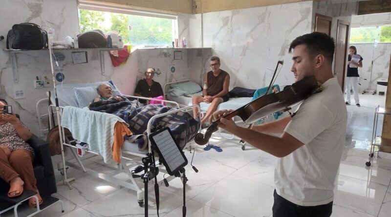 violista tocando para pacientes do hospital Santa Lúcia de Poços de Caldas-MG