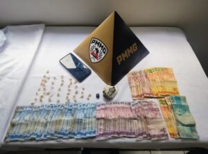 droga e dinheiro apreendidos durante operação contra o tráfico