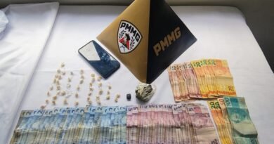 droga e dinheiro apreendidos durante operação contra o tráfico