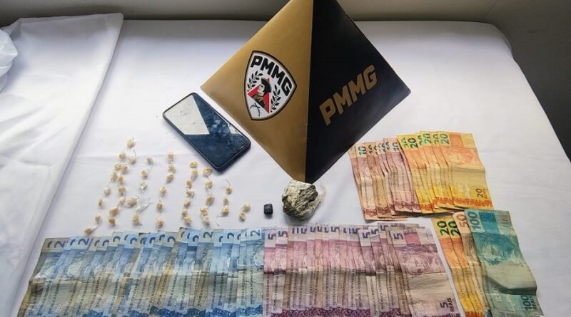 droga e dinheiro apreendidos durante operação contra o tráfico