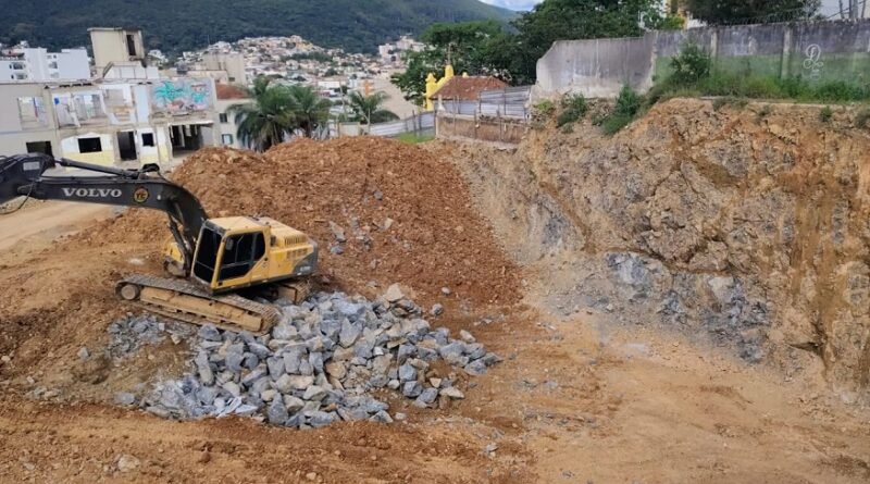 obra de demolição do complexo santa cruz em Poços de Caldas-MG