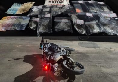 PM apreende drogas e moto usada em delivery do tráfico
