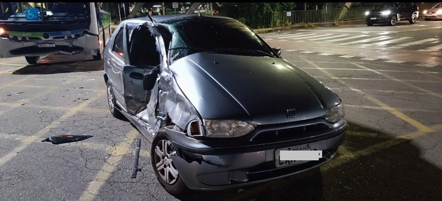 carro envolvido em acidente em cruzamento na Avenida João Pinheiro, Poços de Caldas