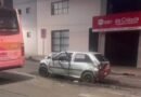 carro que se envolveu em acidente no cruzamento no centro de Poços de Caldas-MG
