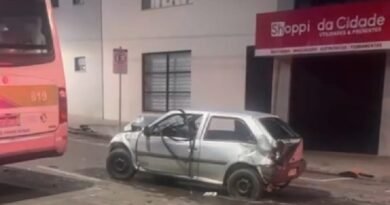 carro que se envolveu em acidente no cruzamento no centro de Poços de Caldas-MG