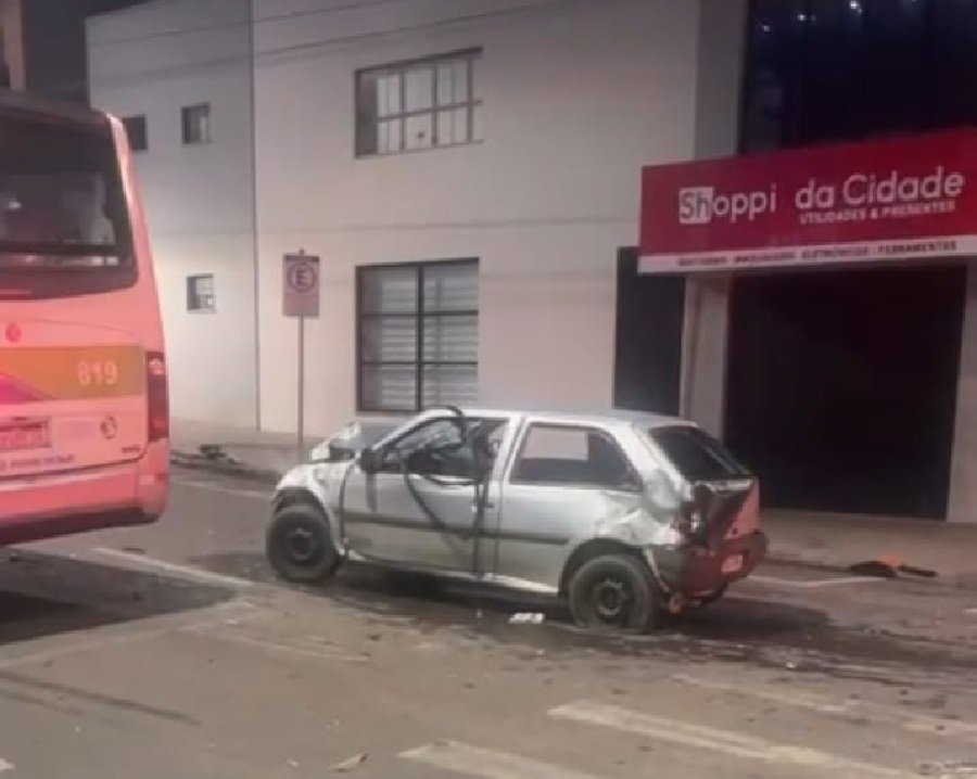 carro que se envolveu em acidente no cruzamento no centro de Poços de Caldas-MG
