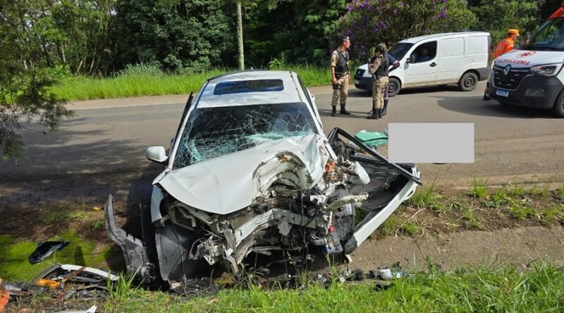 carro envolvido em acidente fatal na br 267 em Poços de Caldas-MG