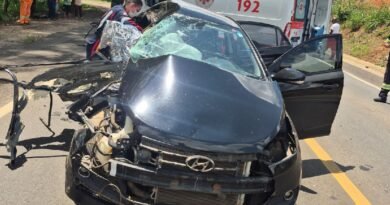carro envolvido em acidente com duas vítimas fatais na br 491 em Guaxupé-MG