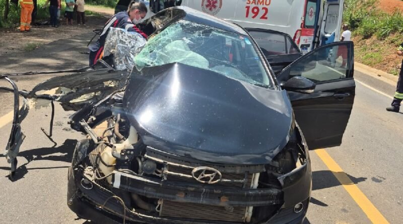 carro envolvido em acidente com duas vítimas fatais na br 491 em Guaxupé-MG