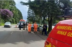 Corpo de Bombeiros em atendimento a um acidente fatal na BR 267 em Poços de Caldas-MG