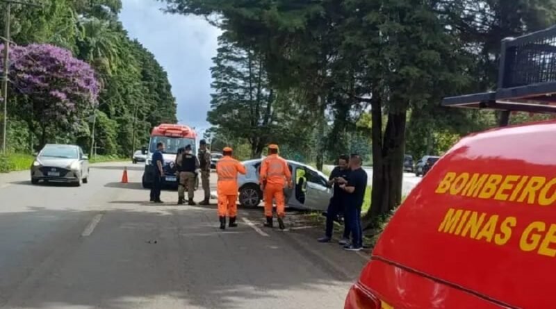 Corpo de Bombeiros em atendimento a um acidente fatal na BR 267 em Poços de Caldas-MG
