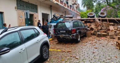 acidente envolvendo um caminhão carregado com cenouras e outros três veículos em Águas da Prata-SP