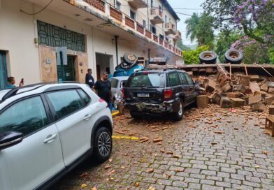 acidente envolvendo um caminhão carregado com cenouras e outros três veículos em Águas da Prata-SP