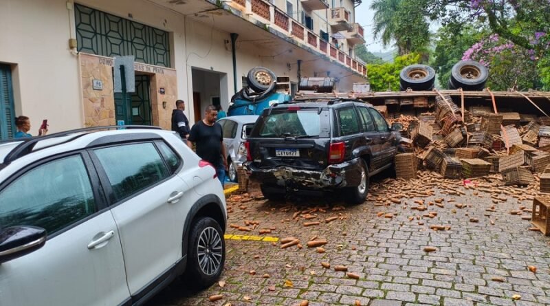 acidente envolvendo um caminhão carregado com cenouras e outros três veículos em Águas da Prata-SP