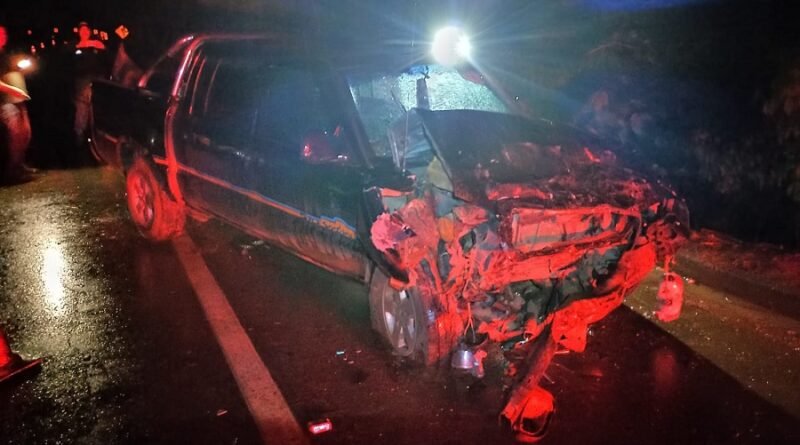 caminhonete envolvida em acidente na BR 459 em Caldas-MG