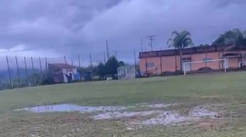 Gramado do Campo São José alagado devido à chuva em Poços de Caldas-MG