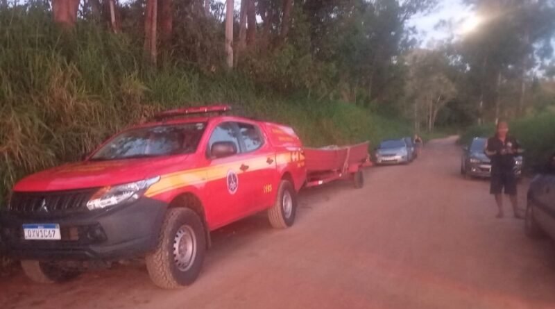 equipes do Corpo de Bombeiros em atendimento a um afogamento no Lago de Furnas em Areado-MG