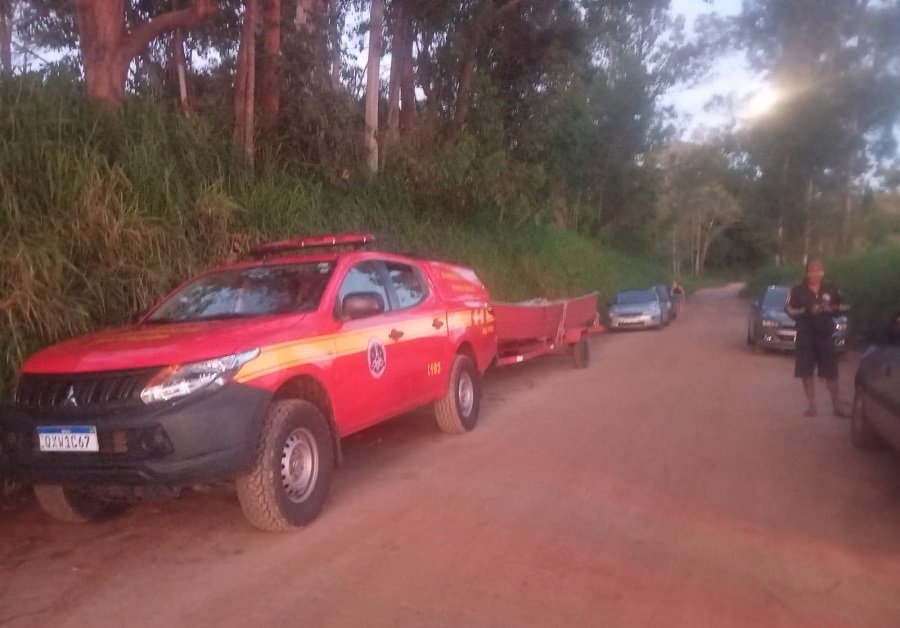 equipes do Corpo de Bombeiros em atendimento a um afogamento no Lago de Furnas em Areado-MG