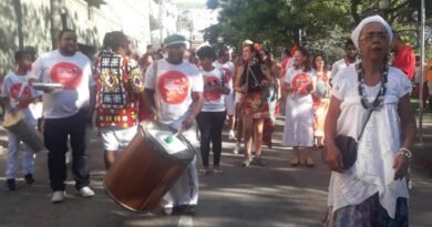 Cortejo Afoxe no carnaval de Poços de Caldas