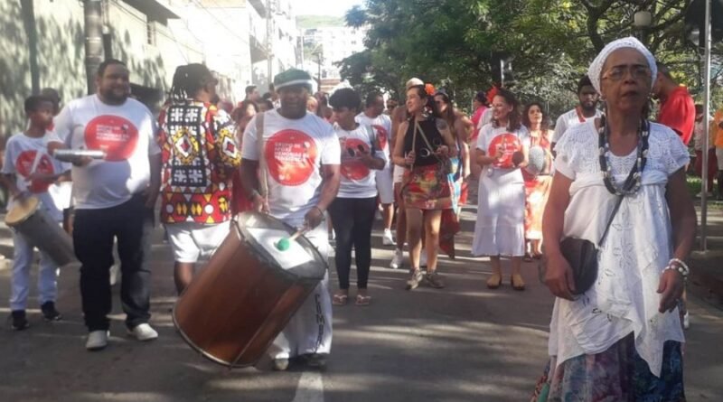 Cortejo Afoxe no carnaval de Poços de Caldas