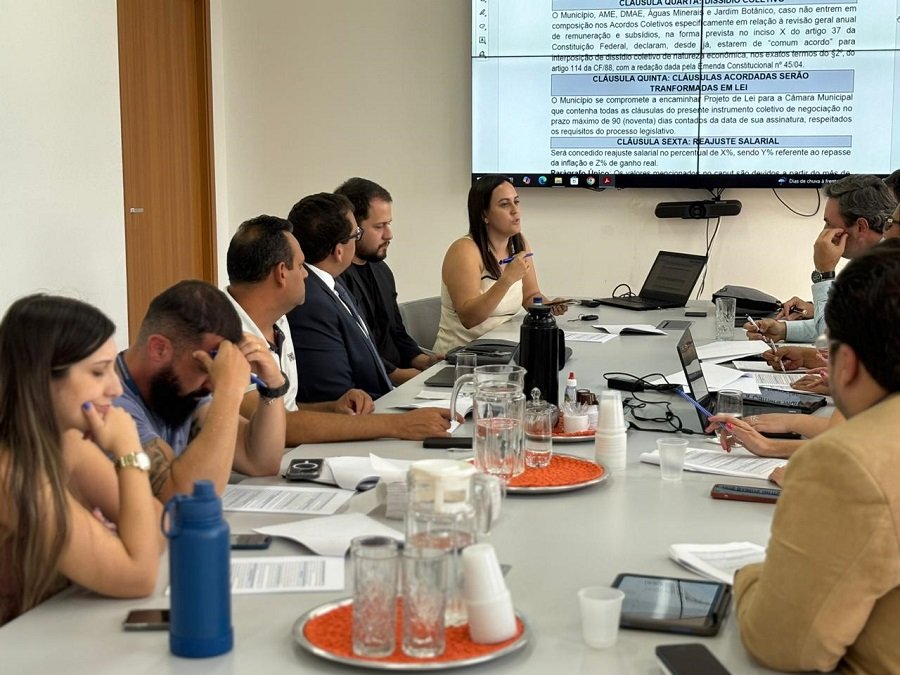 diretoria do sindserv durante reunião com secretario de administração sobre o acordo coletivo