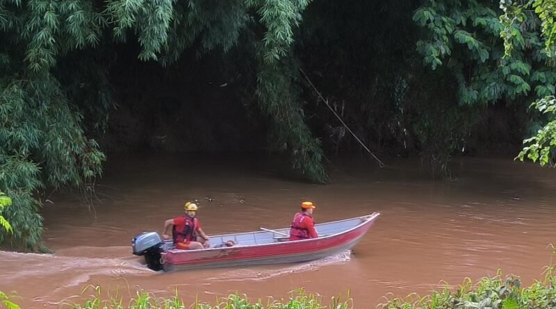 equipe do Corpo de Bombeiros durante busca por desaparecido no Rio Sapucaí em Itajubá-MG